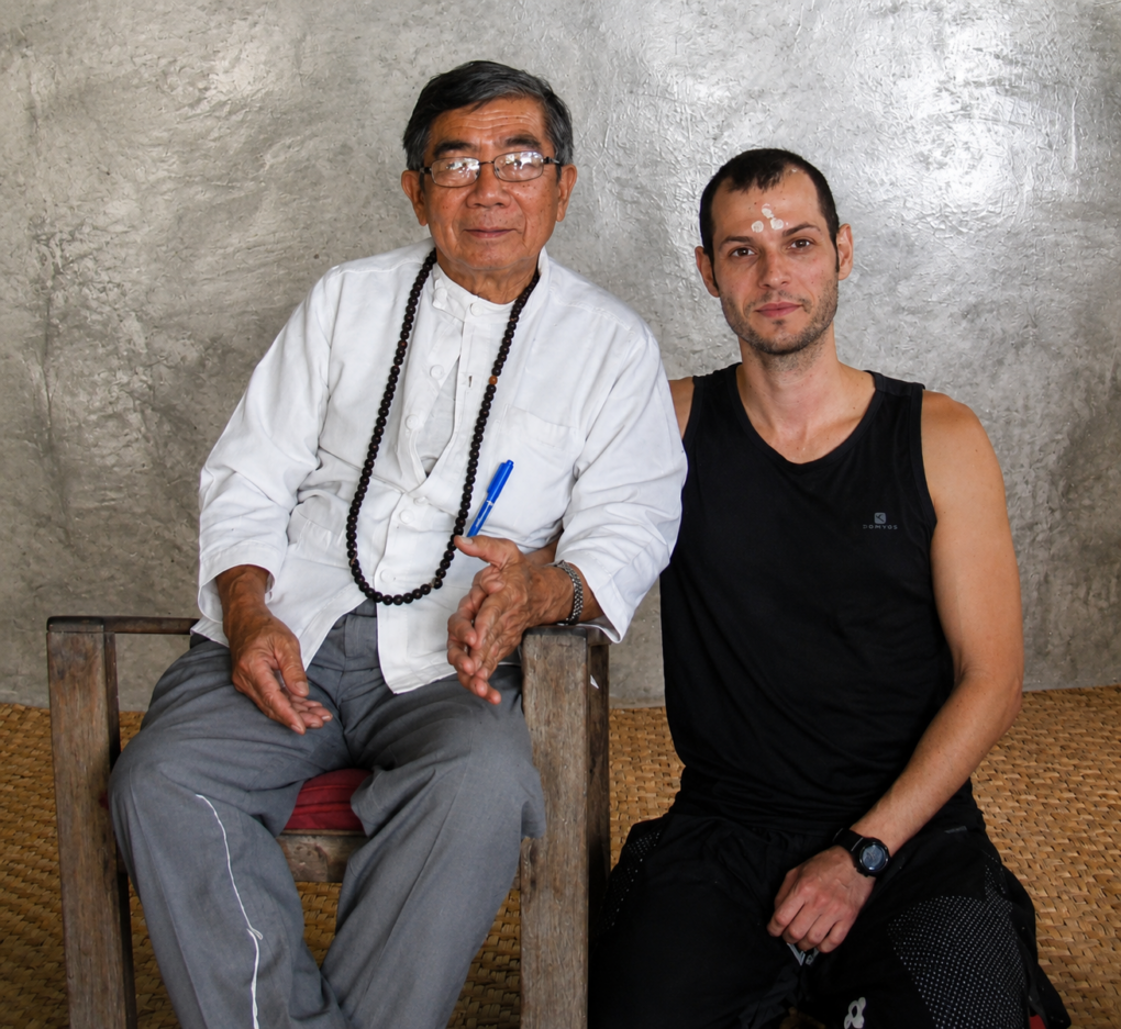Nicolas Hinderholtz avec son professeur de massage thaï traditionnel en Thaïlande.