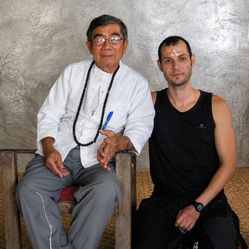 Nicolas Hinderholtz avec son professeur de massage thaï traditionnel en Thaïlande.