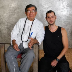Nicolas Hinderholtz aux côtés de l’un de ses professeurs lors de sa formation professionnelle au massage traditionnel en Thaïlande dans la province de chiang mai.
